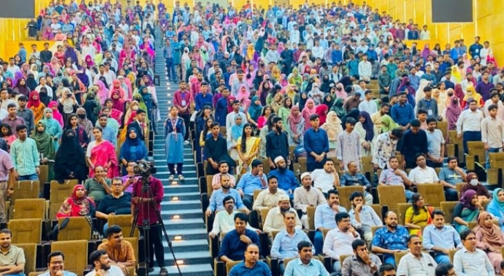 গাছের চারা দিয়ে পাবিপ্রবি প্রশাসনের ব্যতিক্রম নবীনবরণ